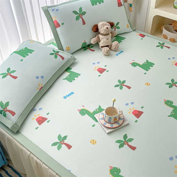 91家纺网 家纺一手货源 找家纺 美澳家纺 2025新款数码印花碳光冰丝席床席床笠三件套 椰椰小恐龙