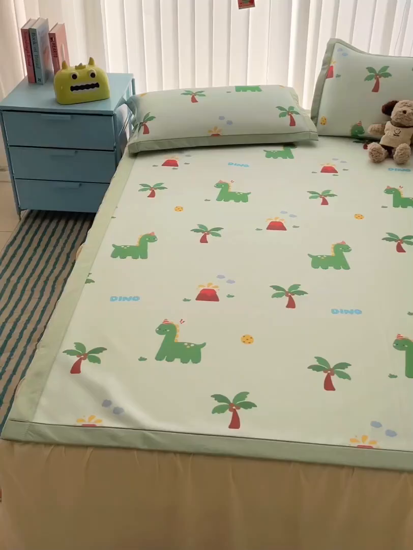 91家纺网 家纺一手货源 找家纺 美澳家纺 2025新款数码印花碳光冰丝席床席床笠三件套 椰椰小恐龙