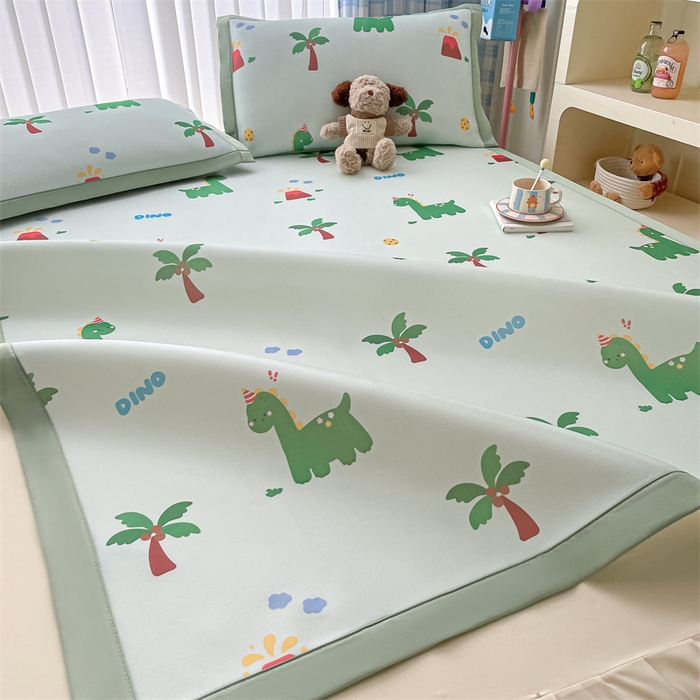 91家纺网 家纺一手货源 找家纺 美澳家纺 2025新款数码印花碳光冰丝席床席床笠三件套 椰椰小恐龙