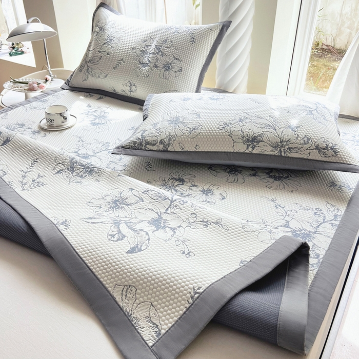 91家纺网 家纺一手货源 找家纺 宜家坊 2025新款A类PE中分子提花软凉席-花夏 床席款-夏花白