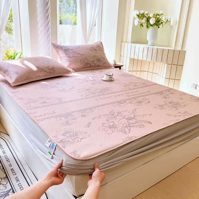 91家纺网 家纺一手货源 找家纺 宜家坊 2025新款A类PE中分子提花软凉席-花夏 床笠款-夏花粉