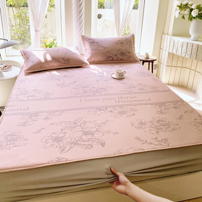 91家纺网 家纺一手货源 找家纺 宜家坊 2025新款A类PE中分子提花软凉席-花夏 床笠款-夏花粉