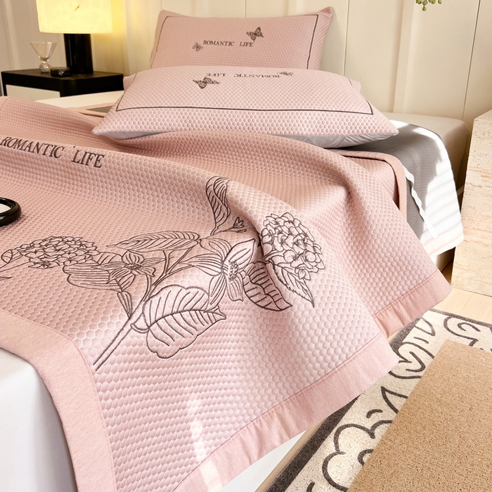 91家纺网 家纺一手货源 找家纺 （总）宜家坊 2025新款A类PE中分子绣花软凉席-墨蝶