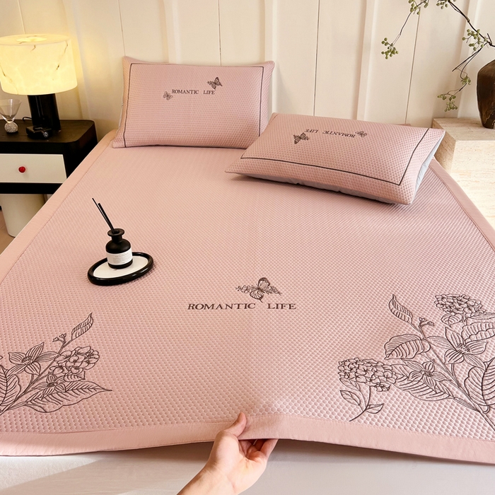 91家纺网 家纺一手货源 找家纺 （总）宜家坊 2025新款A类PE中分子绣花软凉席-墨蝶