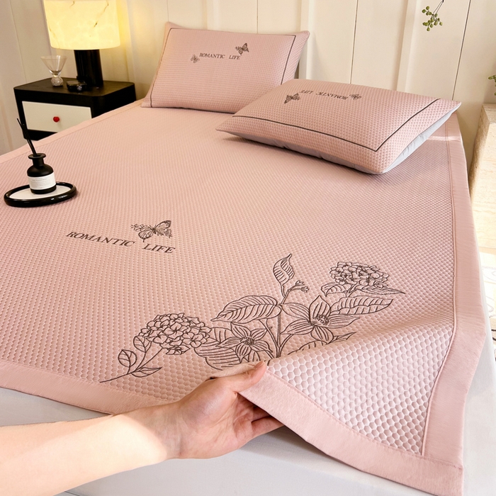 91家纺网 家纺一手货源 找家纺 （总）宜家坊 2025新款A类PE中分子绣花软凉席-墨蝶