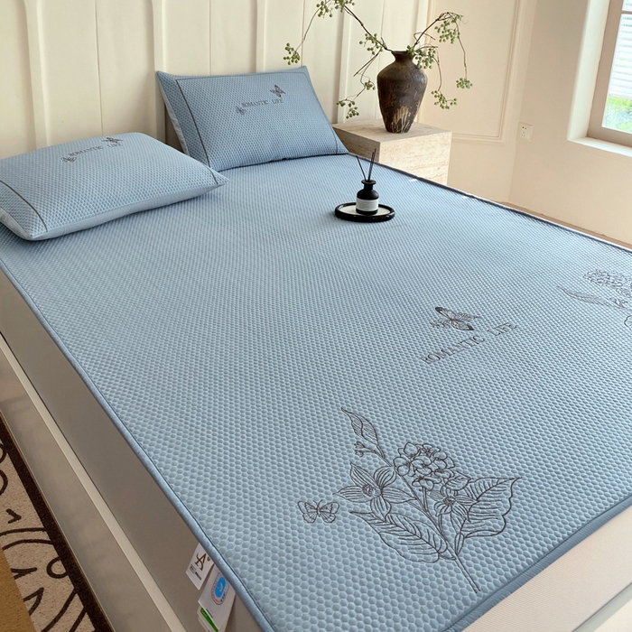 91家纺网 家纺一手货源 找家纺 宜家坊 2025新款A类PE中分子绣花软凉席-墨蝶 床笠款-墨蝶蓝