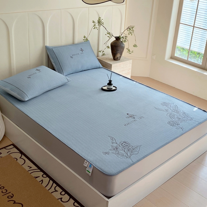 91家纺网 家纺一手货源 找家纺 宜家坊 2025新款A类PE中分子绣花软凉席-墨蝶 床笠款-墨蝶蓝