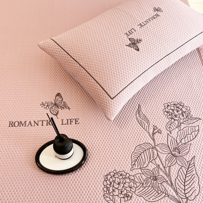 91家纺网 家纺一手货源 找家纺 （总）宜家坊 2025新款A类PE中分子绣花软凉席-墨蝶