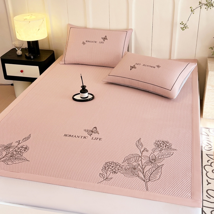 91家纺网 家纺一手货源 找家纺 宜家坊 2025新款A类PE中分子绣花软凉席-墨蝶 床席款-墨蝶粉