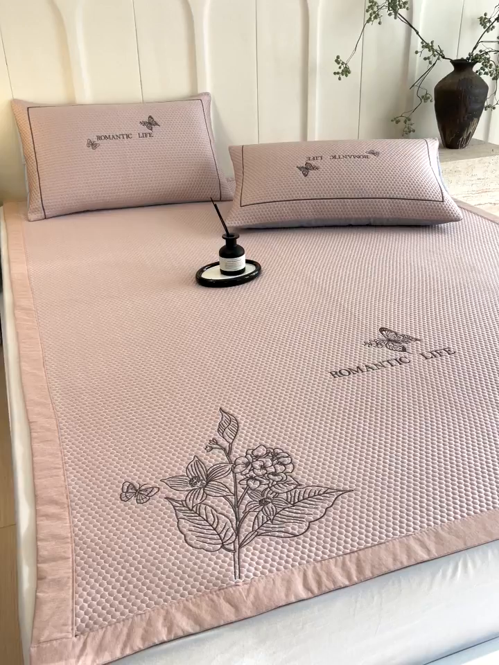 91家纺网 家纺一手货源 找家纺 （总）宜家坊 2025新款A类PE中分子绣花软凉席-墨蝶
