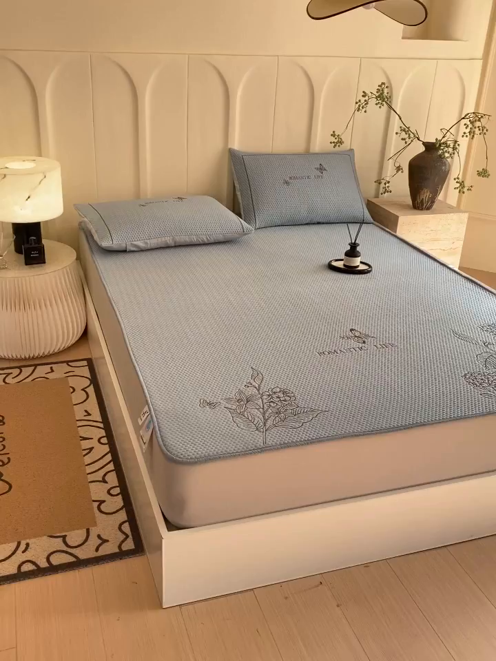 91家纺网 家纺一手货源 找家纺 宜家坊 2025新款A类PE中分子绣花软凉席-墨蝶 床笠款-墨蝶蓝