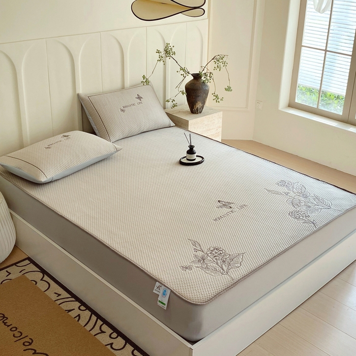 91家纺网 家纺一手货源 找家纺 宜家坊 2025新款A类PE中分子绣花软凉席-墨蝶 床笠款-墨蝶金