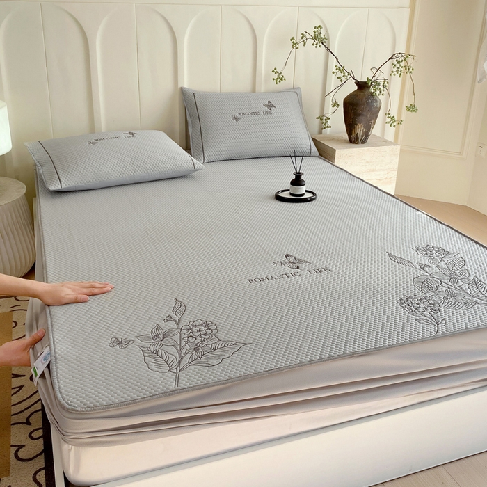 91家纺网 家纺一手货源 找家纺 宜家坊 2025新款A类PE中分子绣花软凉席-墨蝶 床笠款-墨蝶灰