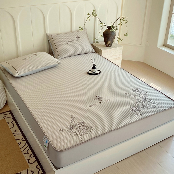 91家纺网 家纺一手货源 找家纺 宜家坊 2025新款A类PE中分子绣花软凉席-墨蝶 床笠款-墨蝶金