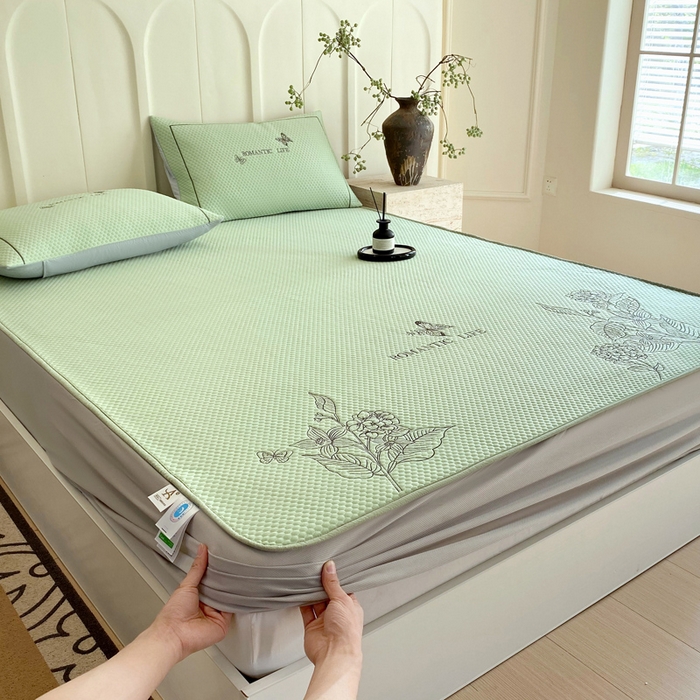 91家纺网 家纺一手货源 找家纺 宜家坊 2025新款A类PE中分子绣花软凉席-墨蝶 床笠款-墨蝶绿