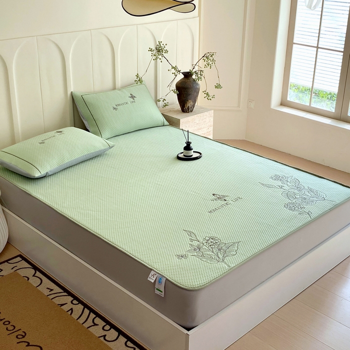 91家纺网 家纺一手货源 找家纺 宜家坊 2025新款A类PE中分子绣花软凉席-墨蝶 床笠款-墨蝶绿