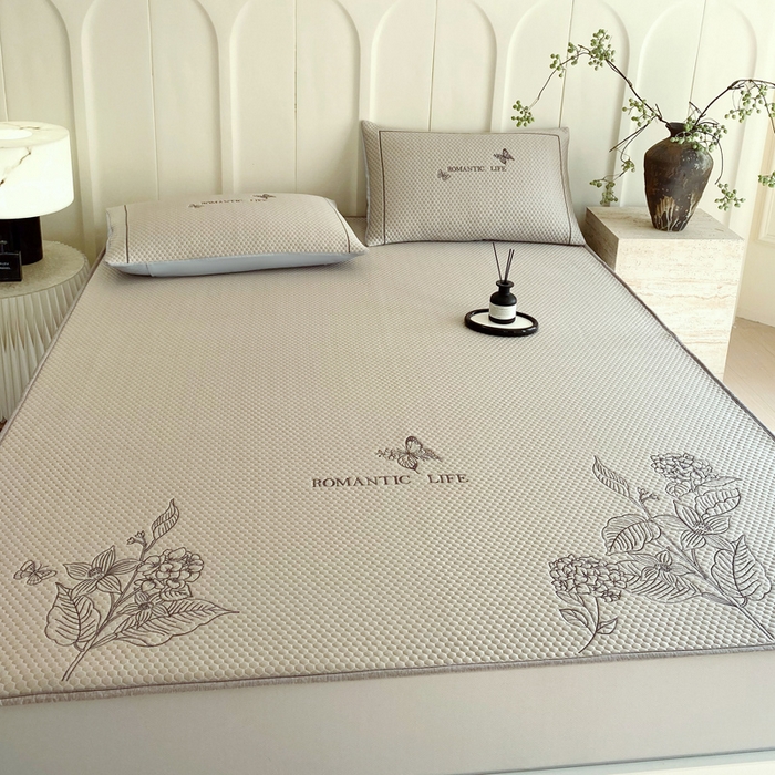 91家纺网 家纺一手货源 找家纺 宜家坊 2025新款A类PE中分子绣花软凉席-墨蝶 床笠款-墨蝶金