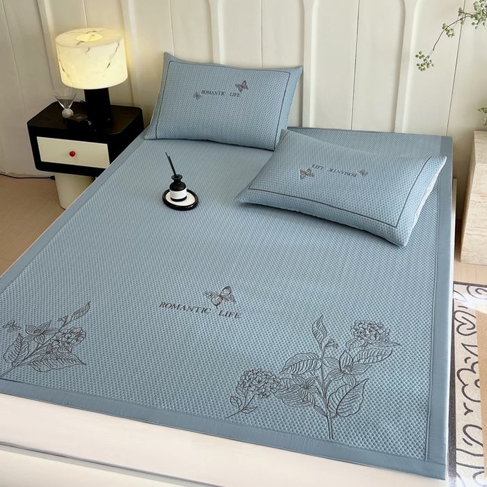 91家纺网 家纺一手货源 找家纺 宜家坊 2025新款A类PE中分子绣花软凉席-墨蝶 床席款-墨蝶蓝