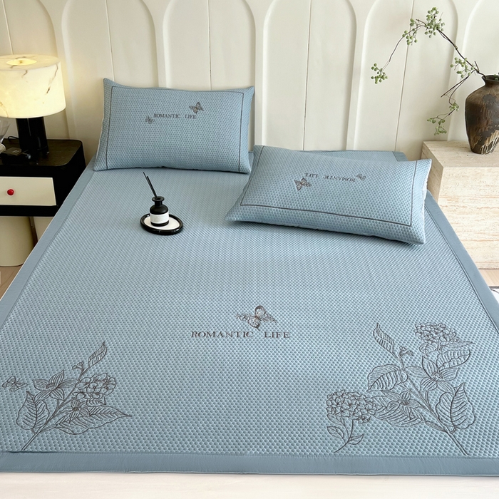 91家纺网 家纺一手货源 找家纺 宜家坊 2025新款A类PE中分子绣花软凉席-墨蝶 床席款-墨蝶蓝