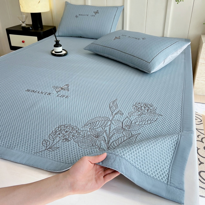 91家纺网 家纺一手货源 找家纺 宜家坊 2025新款A类PE中分子绣花软凉席-墨蝶 床席款-墨蝶蓝