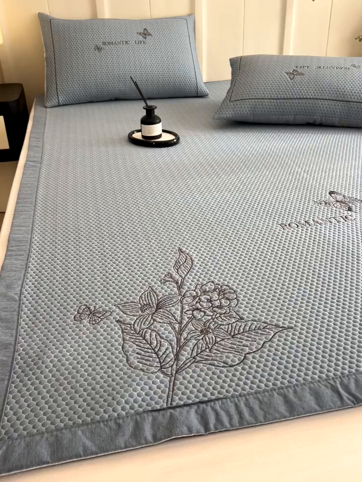 91家纺网 家纺一手货源 找家纺 宜家坊 2025新款A类PE中分子绣花软凉席-墨蝶 床席款-墨蝶蓝