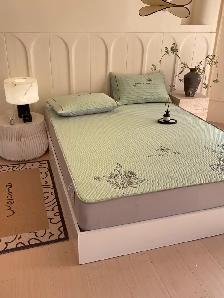 91家纺网 家纺一手货源 找家纺 宜家坊 2025新款A类PE中分子绣花软凉席-墨蝶 床笠款-墨蝶绿
