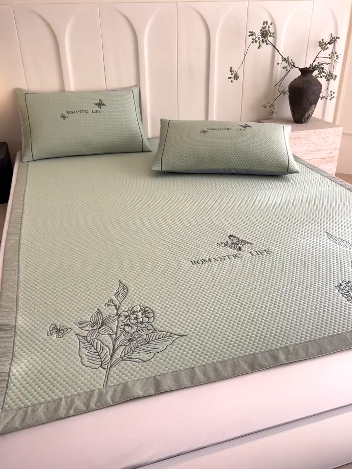 91家纺网 家纺一手货源 找家纺 宜家坊 2025新款A类PE中分子绣花软凉席-墨蝶 床席款-墨蝶绿