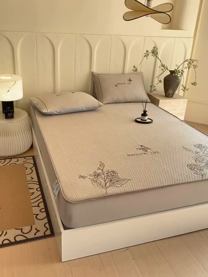 91家纺网 家纺一手货源 找家纺 宜家坊 2025新款A类PE中分子绣花软凉席-墨蝶 床笠款-墨蝶金