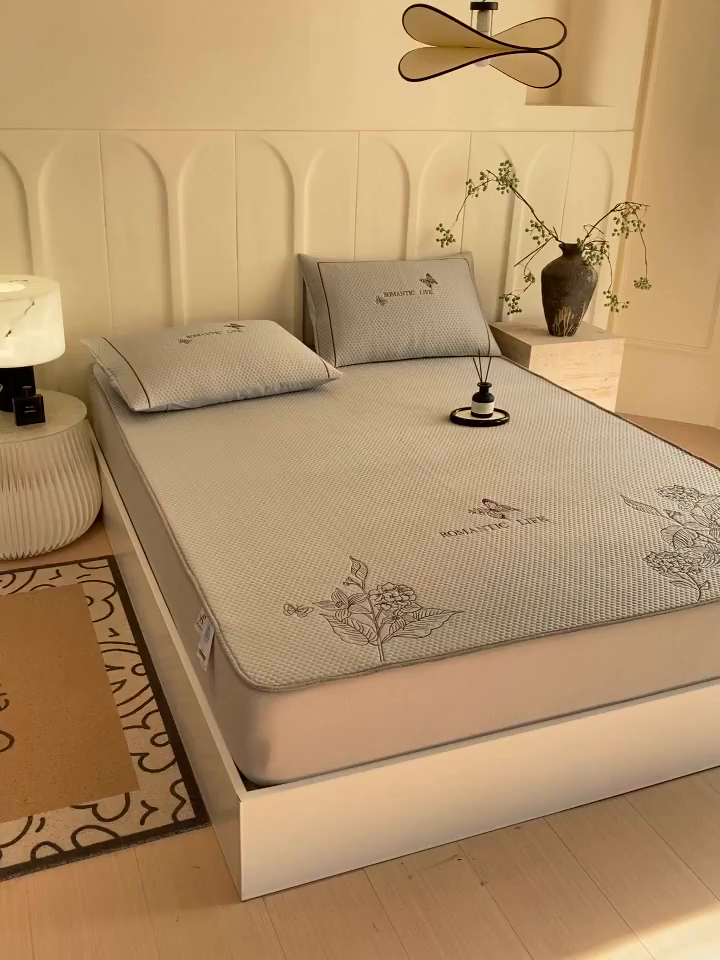 91家纺网 家纺一手货源 找家纺 宜家坊 2025新款A类PE中分子绣花软凉席-墨蝶 床笠款-墨蝶灰