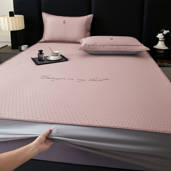 91家纺网 家纺一手货源 找家纺 宜家坊 2025新款A类PE中分子绣花软凉席-雅致 床笠款-雅致粉