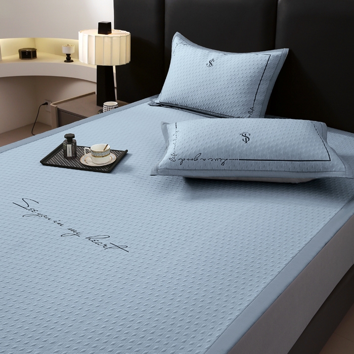 91家纺网 家纺一手货源 找家纺 宜家坊 2025新款A类PE中分子绣花软凉席-雅致 床席款-雅致蓝