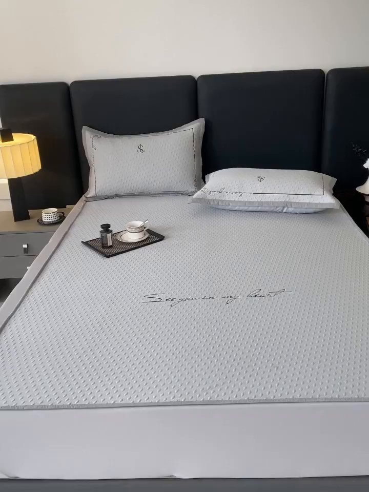 91家纺网 家纺一手货源 找家纺 宜家坊 2025新款A类PE中分子绣花软凉席-雅致 床笠款-雅致灰