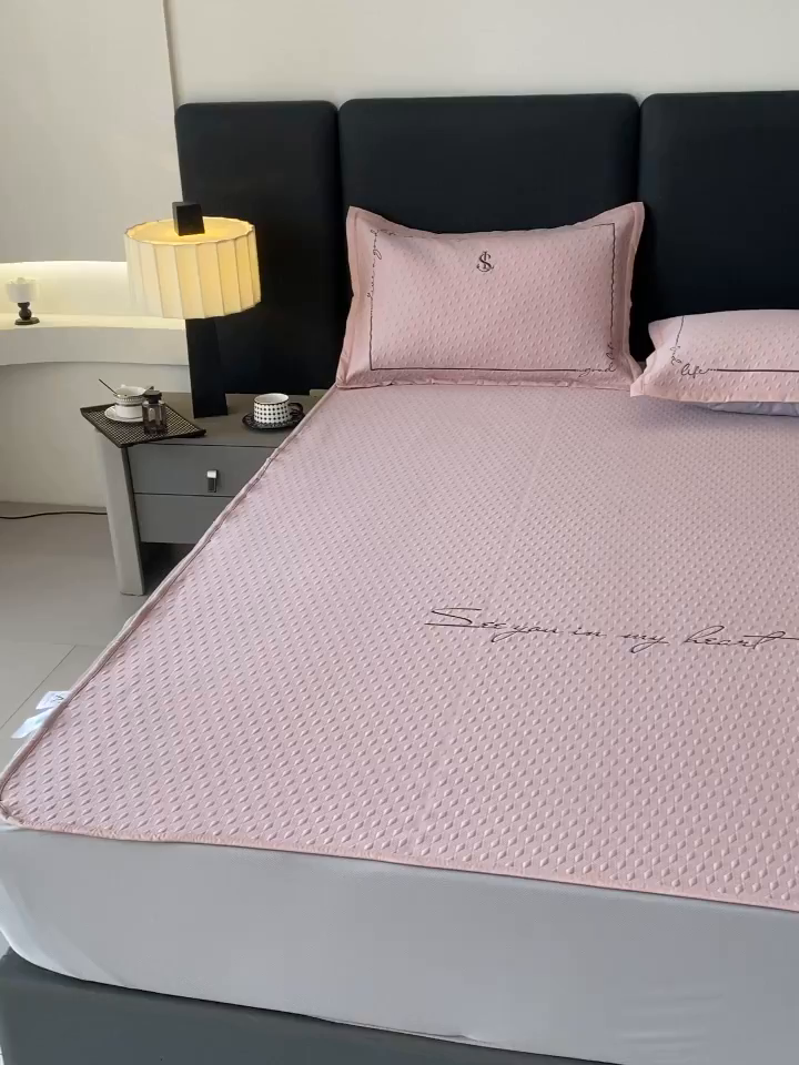 91家纺网 家纺一手货源 找家纺 宜家坊 2025新款A类PE中分子绣花软凉席-雅致 床笠款-雅致粉