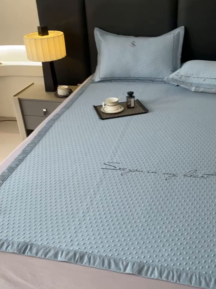 91家纺网 家纺一手货源 找家纺 宜家坊 2025新款A类PE中分子绣花软凉席-雅致 床席款-雅致蓝