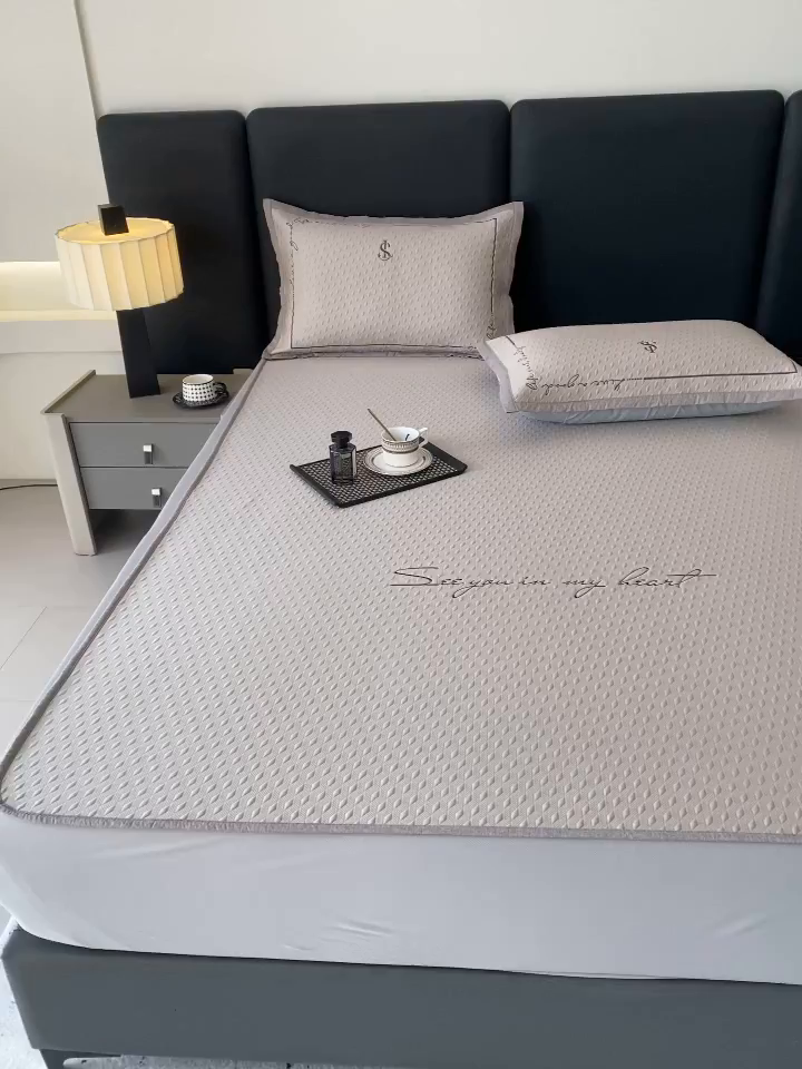 91家纺网 家纺一手货源 找家纺 宜家坊 2025新款A类PE中分子绣花软凉席-雅致 床笠款-雅致金