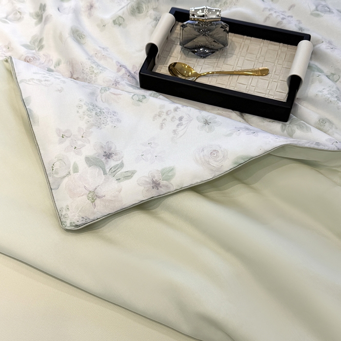 91家纺网 家纺一手货源 找家纺 宜家坊 2025春夏新款莱赛尔天丝夏被嵌绳款数码印花单夏被夏被四件套单床笠单床单款 念池花