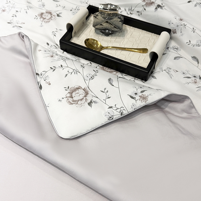 91家纺网 家纺一手货源 找家纺 宜家坊 2025春夏新款莱赛尔天丝夏被嵌绳款数码印花单夏被夏被四件套单床笠单床单款 情依