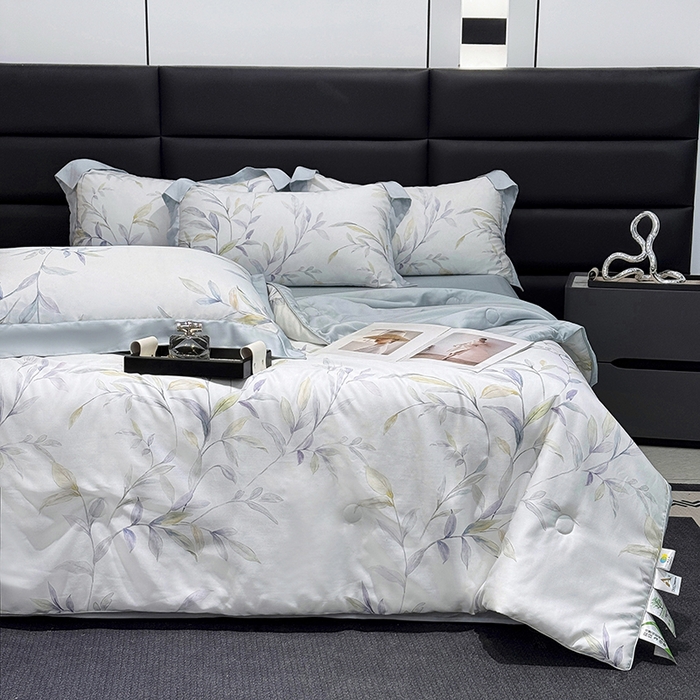 91家纺网 家纺一手货源 找家纺 宜家坊 2025春夏新款莱赛尔天丝夏被嵌绳款数码印花单夏被夏被四件套单床笠单床单款 春晓雨梦