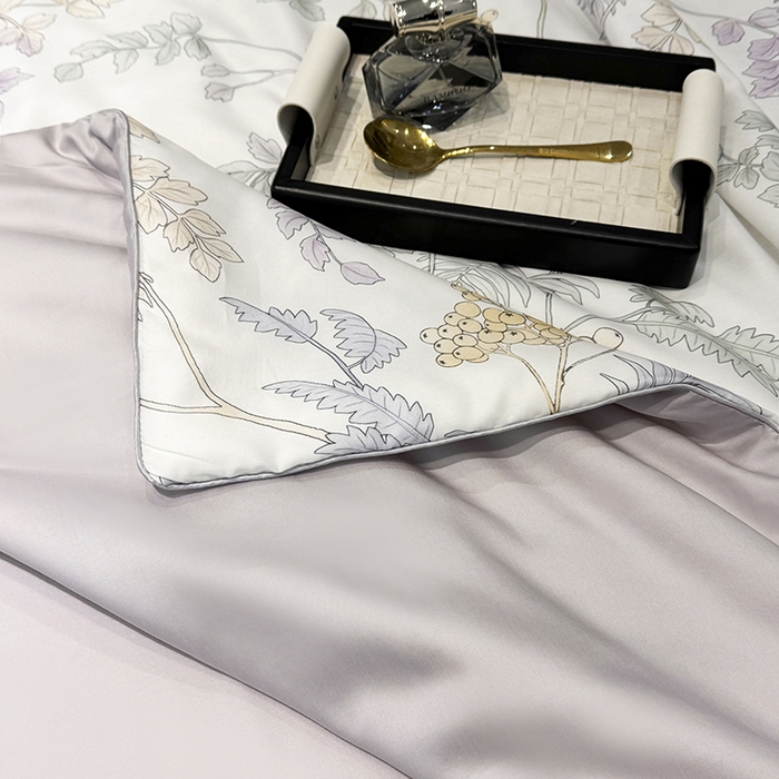 91家纺网 家纺一手货源 找家纺 宜家坊 2025春夏新款莱赛尔天丝夏被嵌绳款数码印花单夏被夏被四件套单床笠单床单款 析漫枝