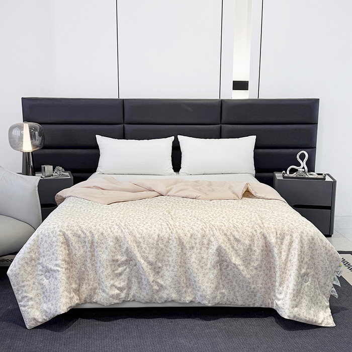 91家纺网 家纺一手货源 找家纺 宜家坊 2025春夏新款莱赛尔天丝夏被嵌绳款数码印花单夏被夏被四件套单床笠单床单款 溪涧花