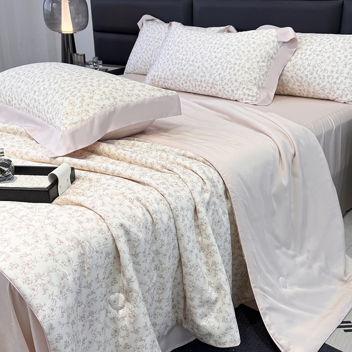 91家纺网 家纺一手货源 找家纺 宜家坊 2025春夏新款莱赛尔天丝夏被嵌绳款数码印花单夏被夏被四件套单床笠单床单款 溪涧花