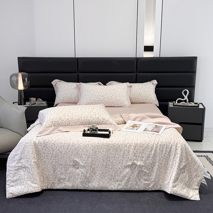 91家纺网 家纺一手货源 找家纺 宜家坊 2025春夏新款莱赛尔天丝夏被嵌绳款数码印花单夏被夏被四件套单床笠单床单款 溪涧花