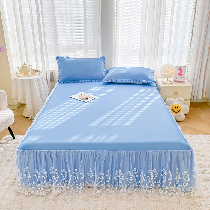 91家纺网 家纺一手货源 找家纺 LIFE.丽芙 2025春夏新款独家研发太空层凉感软席双层蕾丝边冰丝凉席床裙款 冰蓝