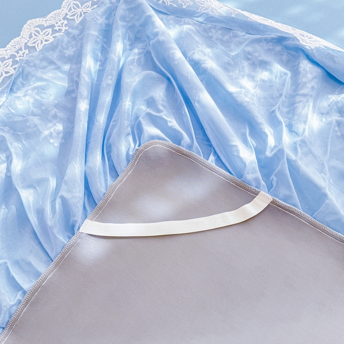 91家纺网 家纺一手货源 找家纺 LIFE.丽芙 2025春夏新款独家研发太空层凉感软席双层蕾丝边冰丝凉席床裙款 冰蓝