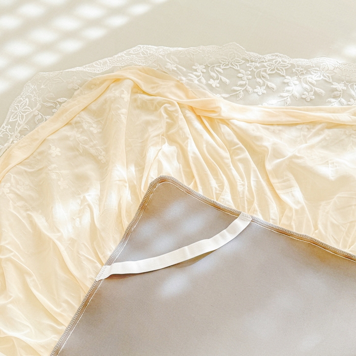 91家纺网 家纺一手货源 找家纺 LIFE.丽芙 2025春夏新款独家研发太空层凉感软席双层蕾丝边冰丝凉席床裙款 奶昔黄