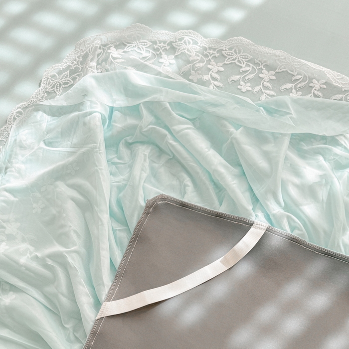 91家纺网 家纺一手货源 找家纺 LIFE.丽芙 2025春夏新款独家研发太空层凉感软席双层蕾丝边冰丝凉席床裙款 浅兰