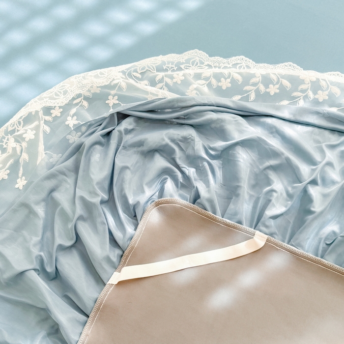 91家纺网 家纺一手货源 找家纺 LIFE.丽芙 2025春夏新款独家研发太空层凉感软席双层蕾丝边冰丝凉席床裙款 宾利蓝