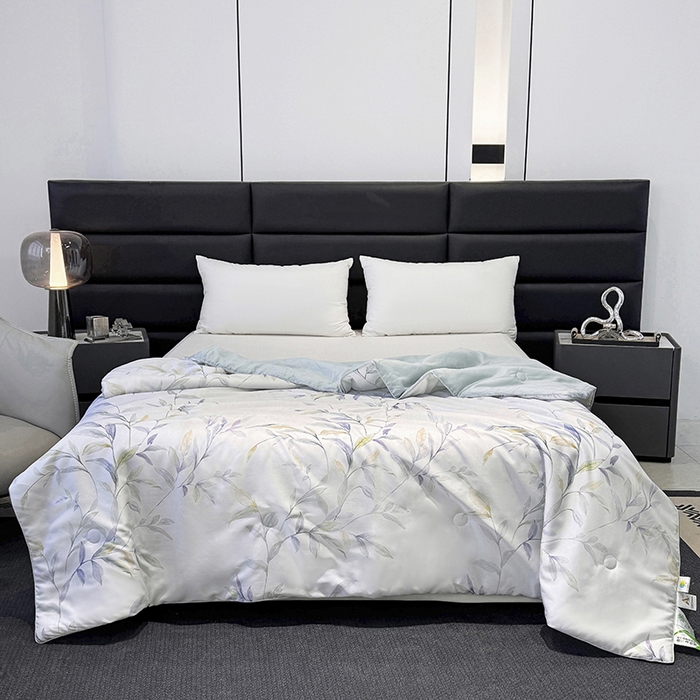 91家纺网 家纺一手货源 找家纺 宜家坊 2025春夏新品莱赛尔天丝数码印花嵌绳单夏被 春晓雨梦