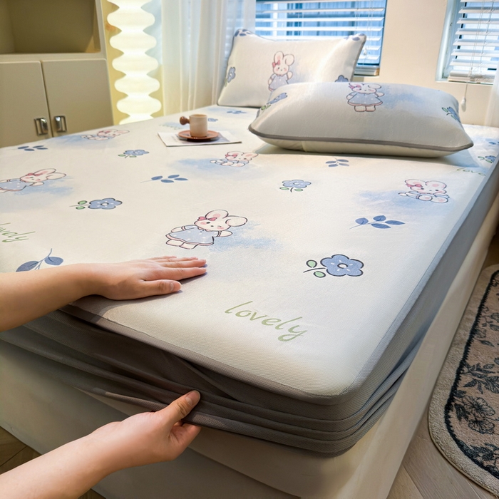 91家纺网 家纺一手货源 找家纺 （总）LIFE.丽芙 2025春夏季新品数码印花冰藤凉席席子床笠三件套加厚冰丝软藤席小清新印花床罩单件（风格二）