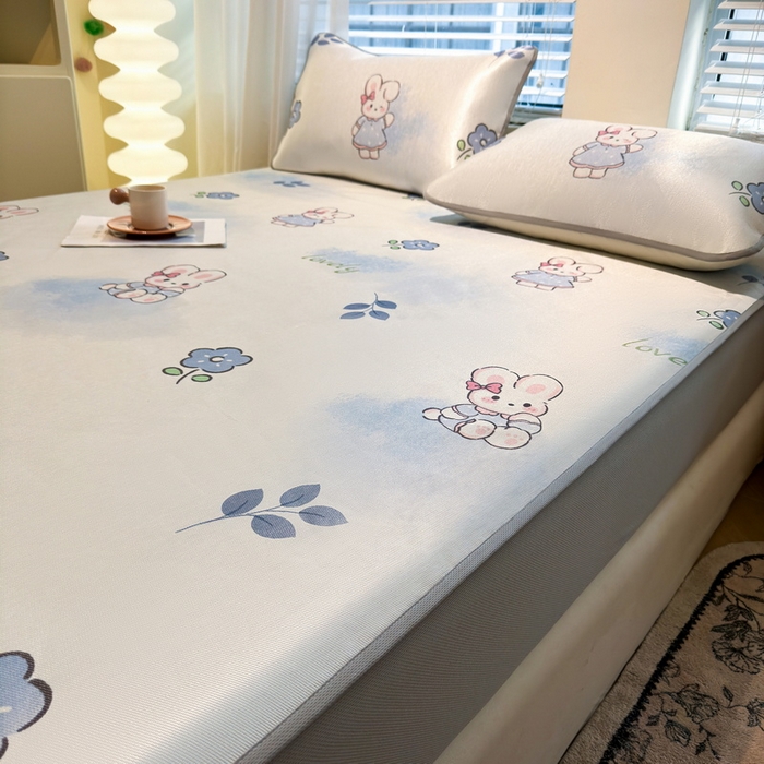 91家纺网 家纺一手货源 找家纺 LIFE.丽芙 2025春夏季新品数码印花冰藤凉席席子床笠三件套加厚冰丝软藤席小清新印花床罩单件（风格二） 安妮兔